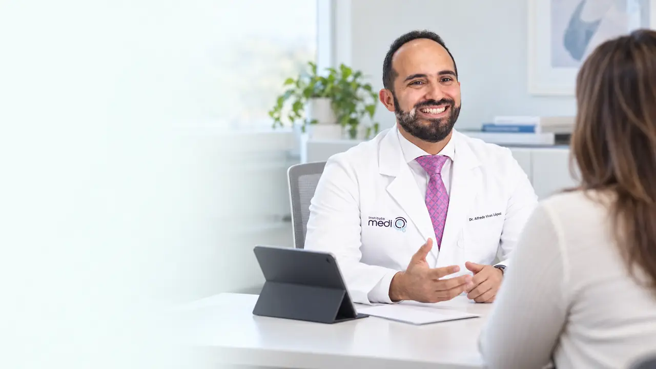 El Dr. Alfredo Vivas López atendiendo a una paciente en consulta de cirugía bariátrica