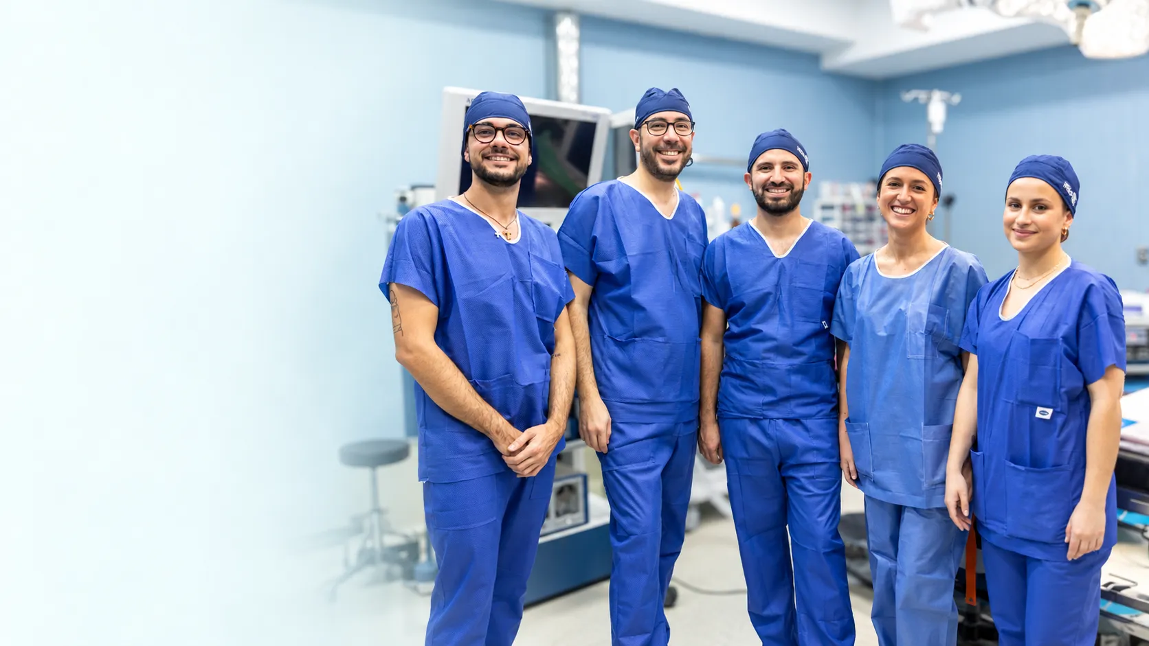 Equipo de Instituto MediQ en un quirófano moderno