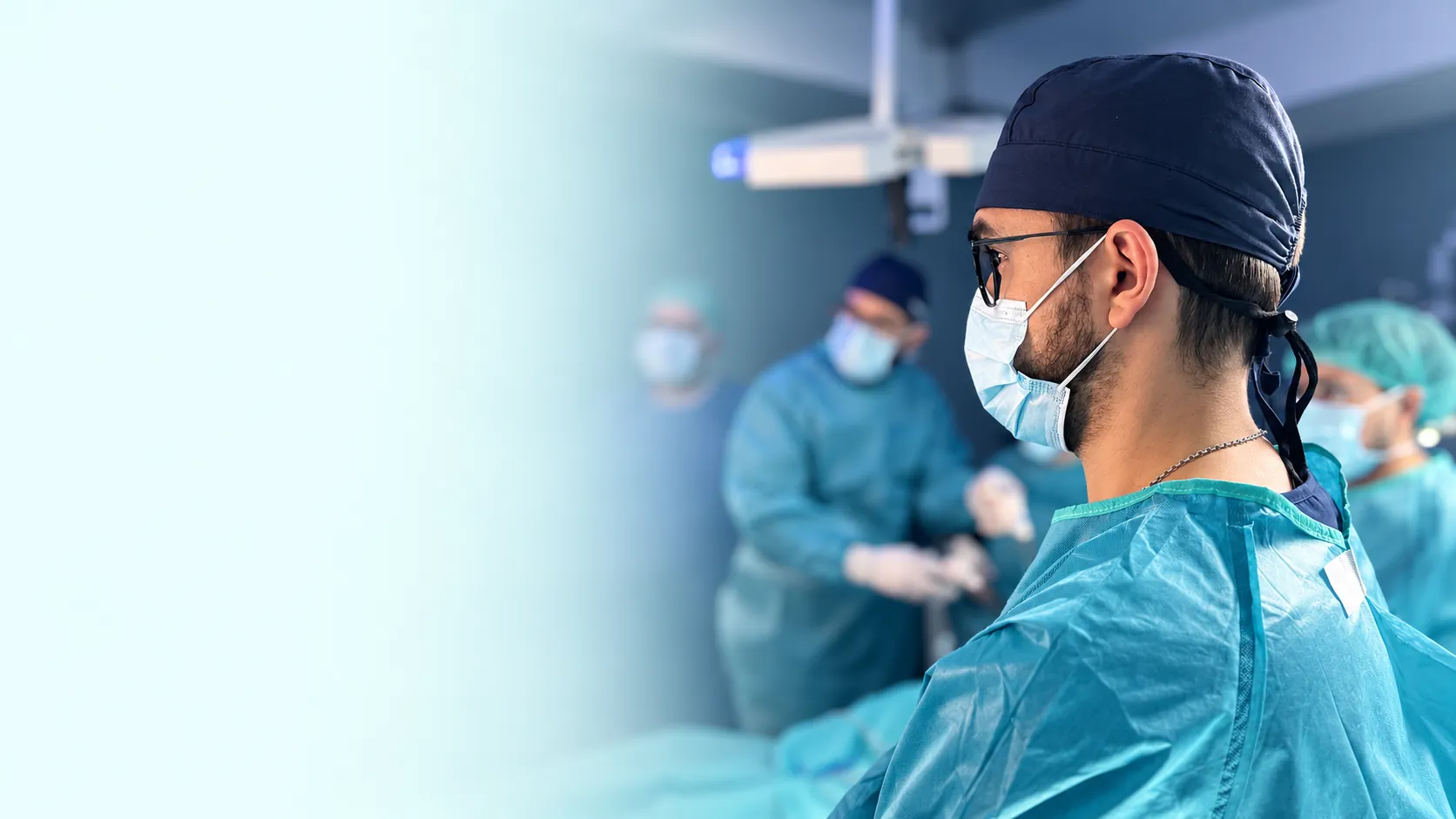 Cirujano de perfil y equipo médico en quirófano