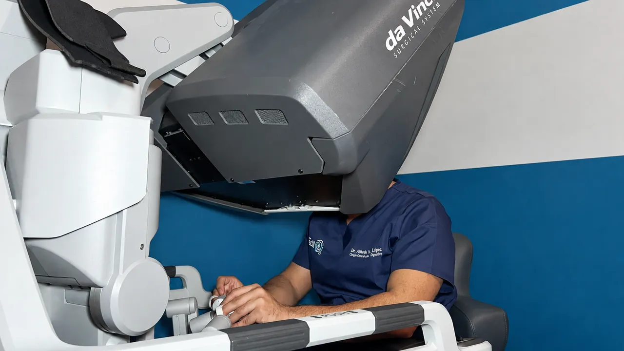 Cirujano de Instituto MediQ manejando la consola da Vinci
