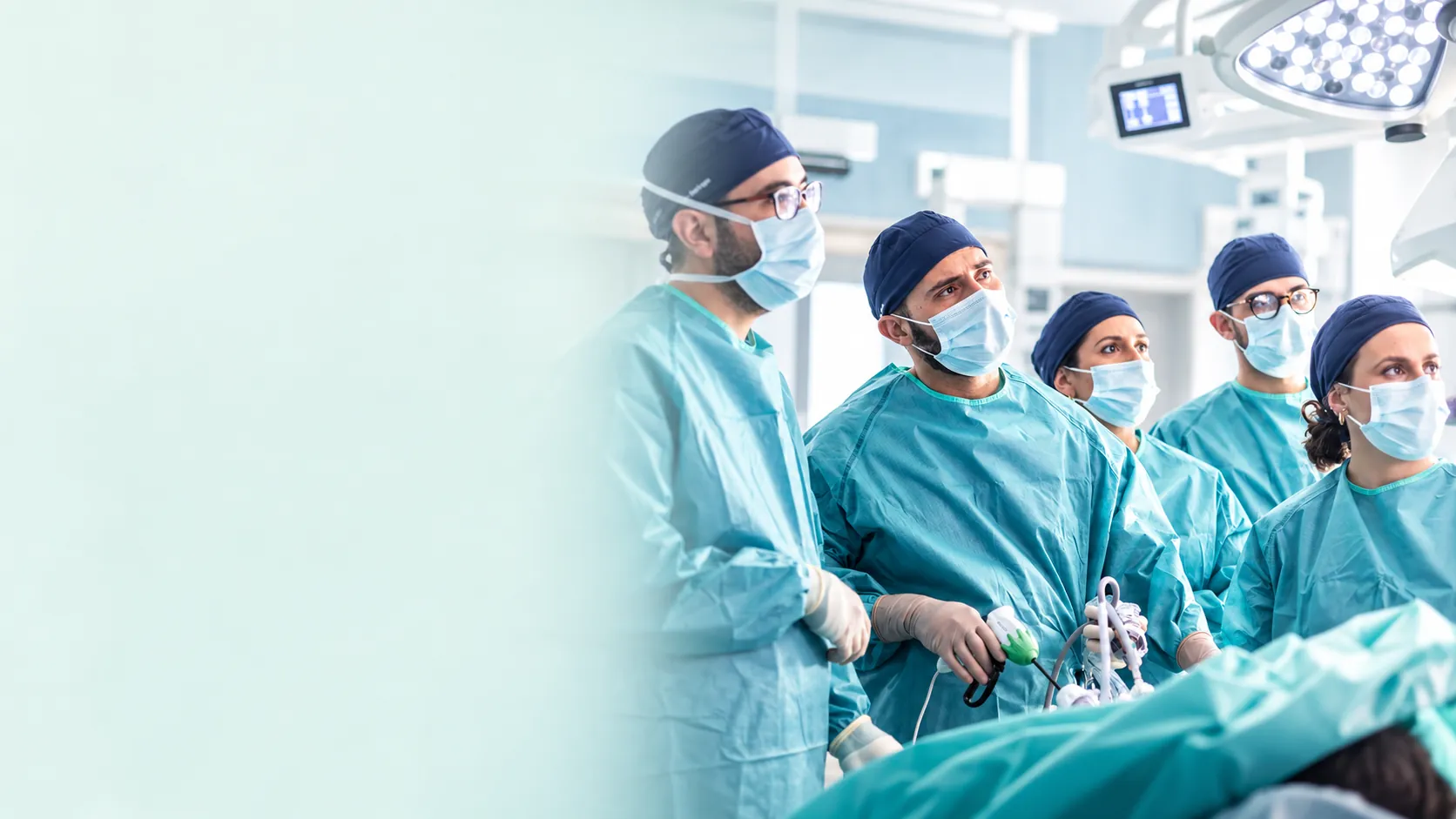 Equipo de Instituto MediQ durante una intervención de cirugía digestiva en quirófano