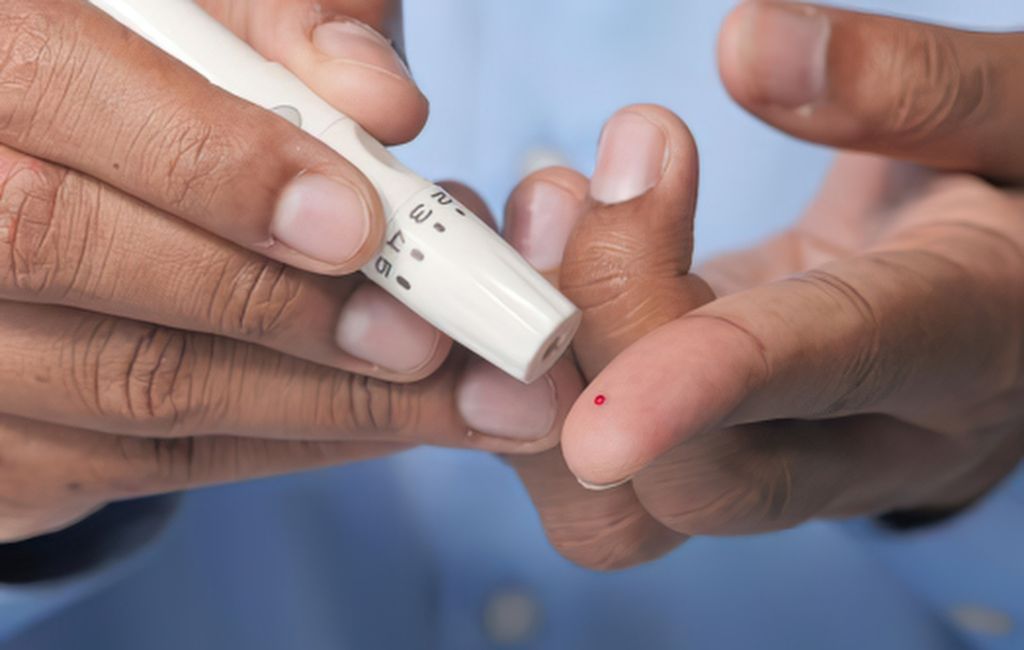 Persona realizando una punción en el dedo para medir la glucosa en sangre